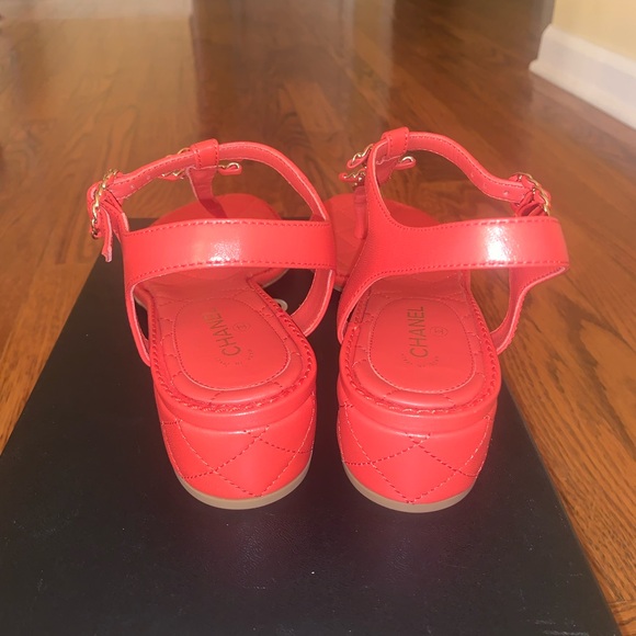 Chanel 19P thong sandals in rouge color with CC interlocking logo block heel - Picture 6 of 6